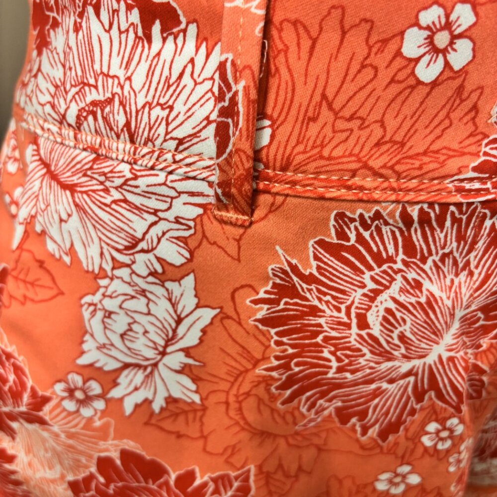 Isaac Mizrahi Tailored Coral Shorts, white & Red floral print, soft feel. size 6 - Picture 2 of 9